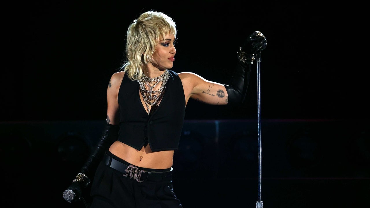  Miley Cyrus performs a Tribute to Frontline Heroes during the 2021 NCAA Final Four at Lucas Oil Stadium on April 03, 2021 in Indianapolis, Indiana. 