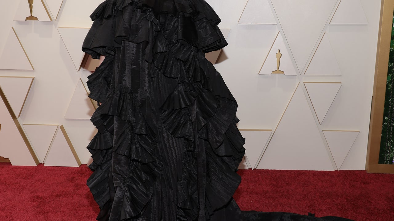 Billie Eilish Stuns in Gothic Gucci Gown on Oscars Red Carpet | Entertainment Tonight Billie Eilish Stuns in Gothic Gucci Gown on Oscars Red Carpet | Entertainment Tonight