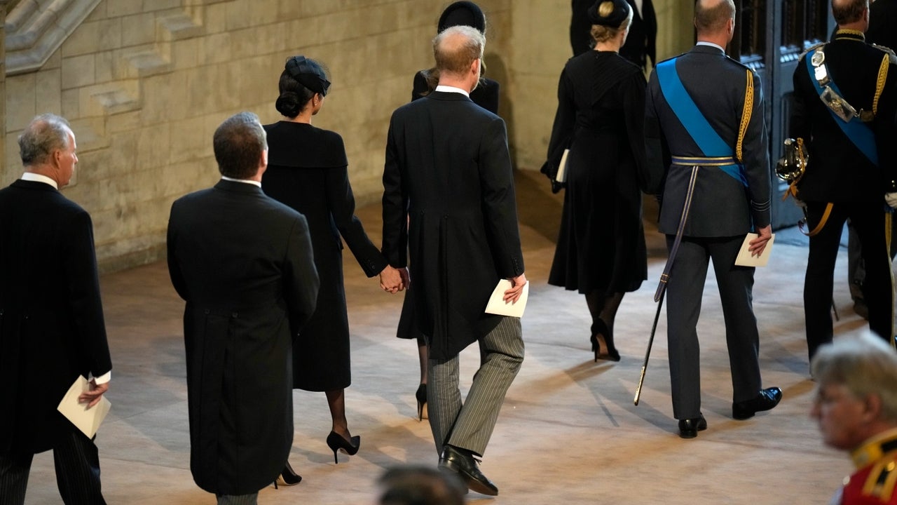 Prince Harry Cries During Queen Elizabeth's Service Alongside Meghan Markle, Prince Willam and Kate Middleton | Entertainment Tonight