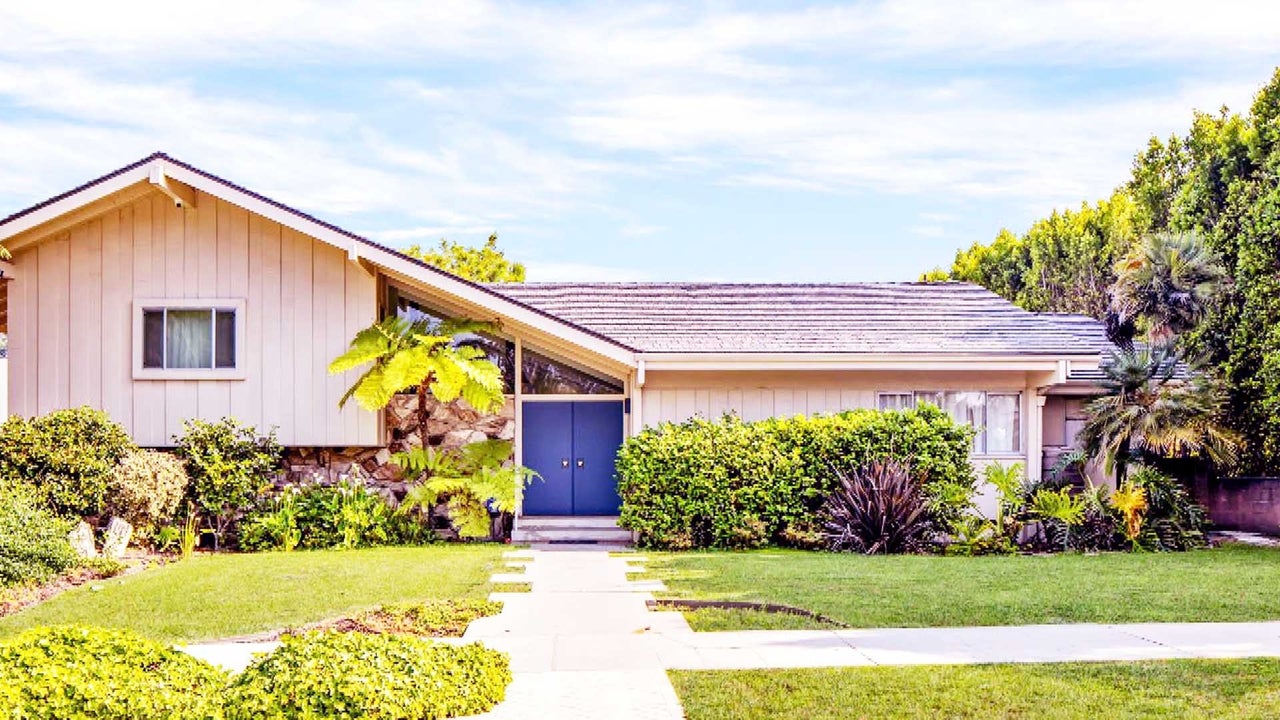 Go Inside the Iconic 'Brady Bunch' House for Sale That HGTV Renovated ...
