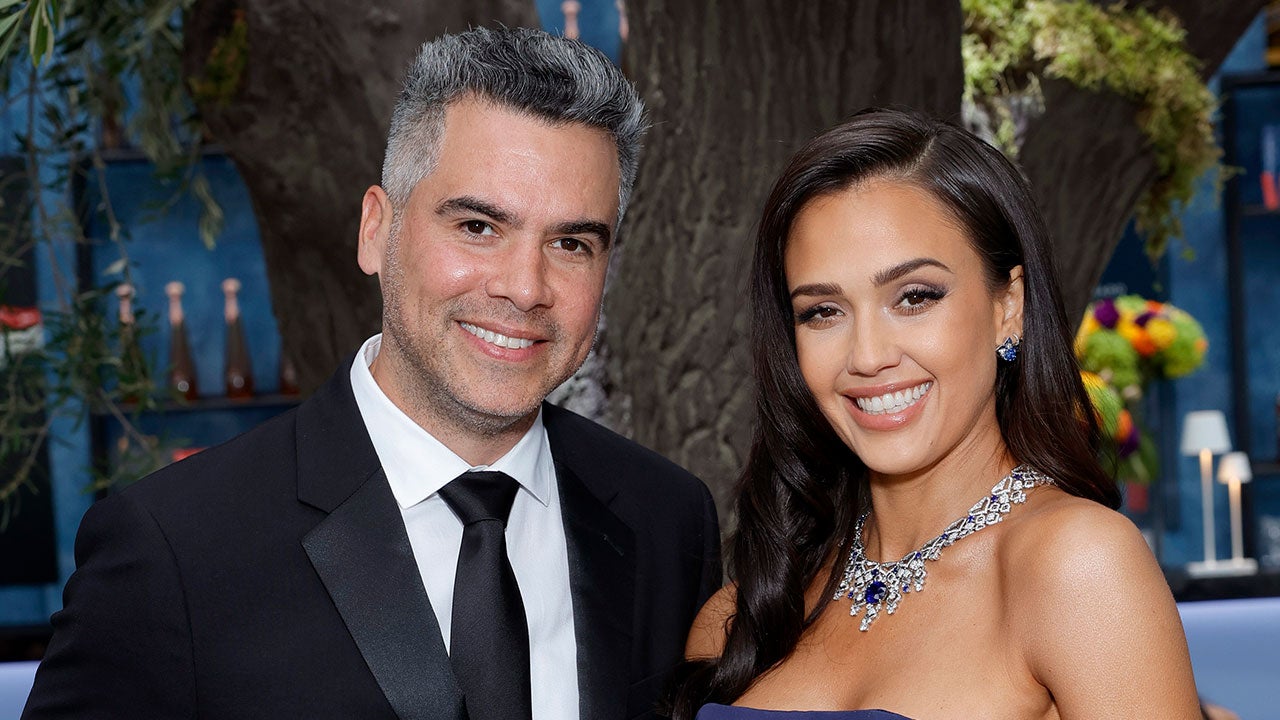 Jessica Alba on Her Marriage to Cash Warren: 'I Wouldn't Want to Be With Anyone Else' - Vimarsana News