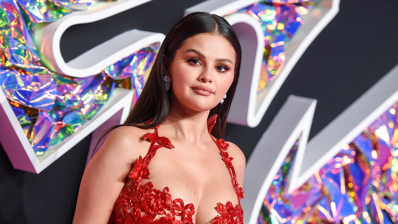Selena Gomez Gives Surprise Performance at Coldplay Concert Alongside H.E.R. #HER