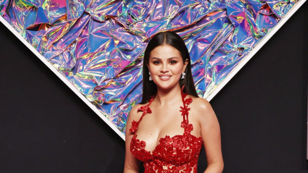 PhilSTAR Life - THIS GLAM! ✨ Selena Gomez stunned in a custom red silk Louis  Vuitton gown as she served Old Hollywood glamour on the 2022 Critics Choice  Awards. (📸: Hung Vanngo