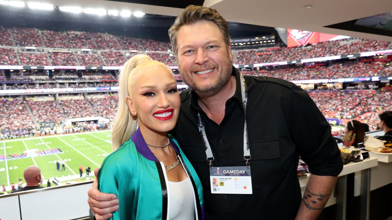 Blake Shelton Joins Gwen Stefani During 2024 Pre-Super Bowl Performance - Vimarsana News