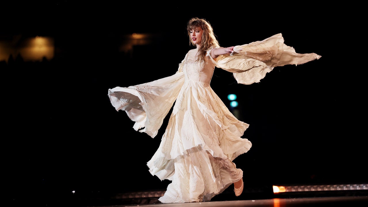 Taylor Swift Thanks Sydney for 'Endless Magical Moments' Following Dad Scott's Alleged Assault Incident - Vimarsana News