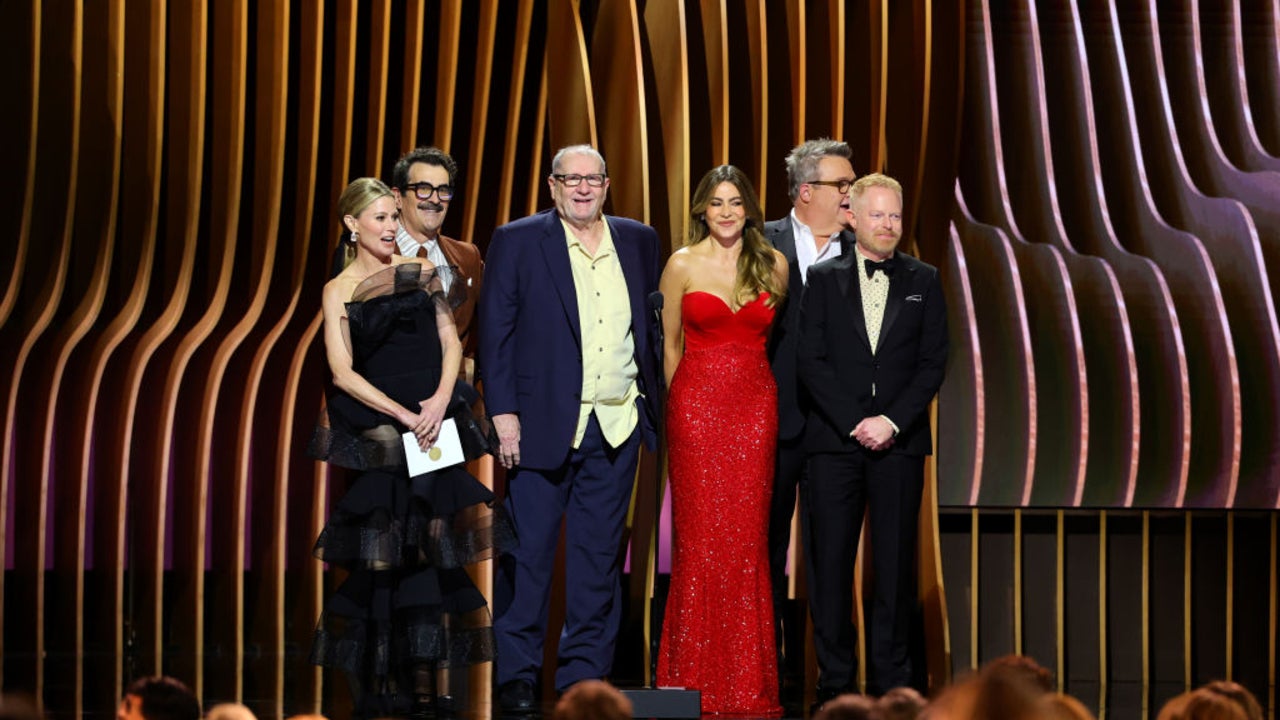 'Modern Family' Cast Reunites and Jokes About Reboot at 2024 SAG Awards