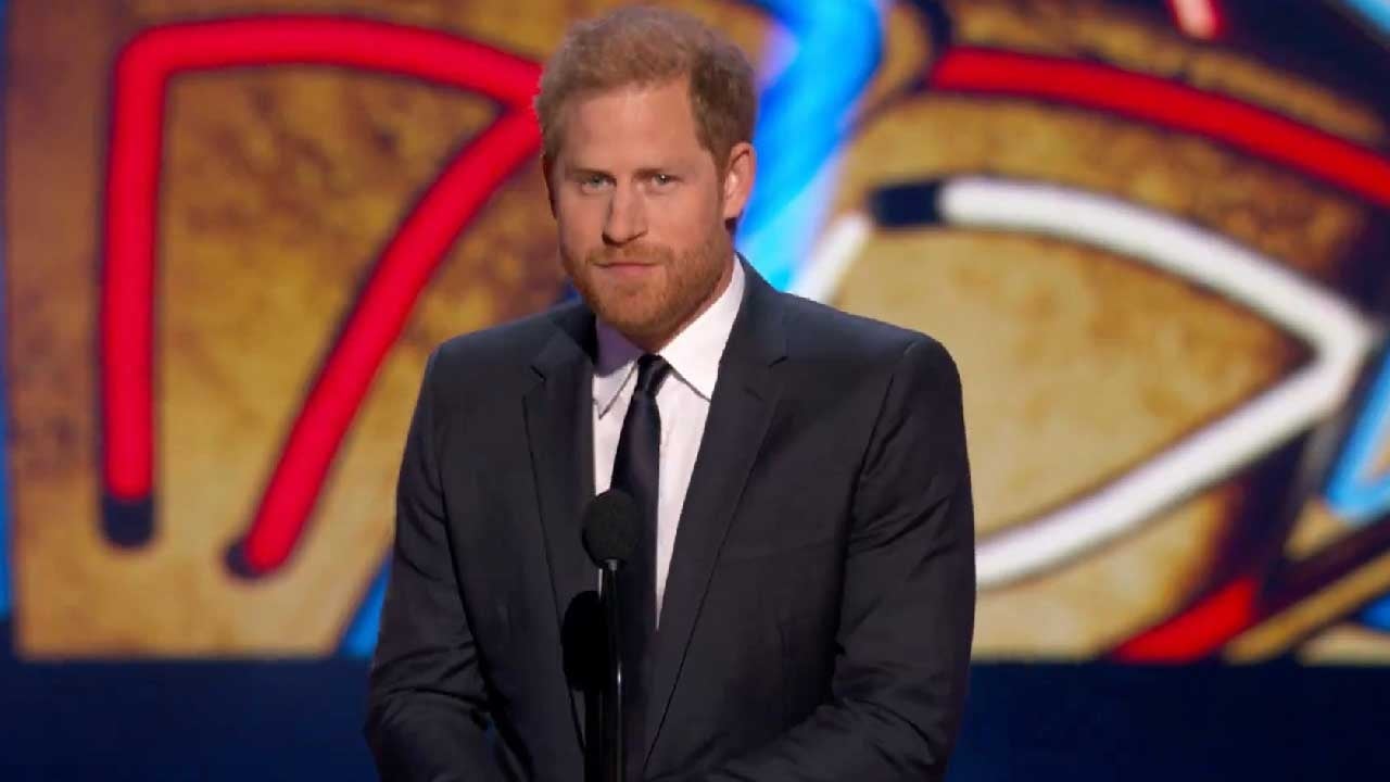 O Príncipe Harry faz uma aparição surpresa no NFL Awards em Las Vegas depois de visitar o Rei Charles no Reino Unido