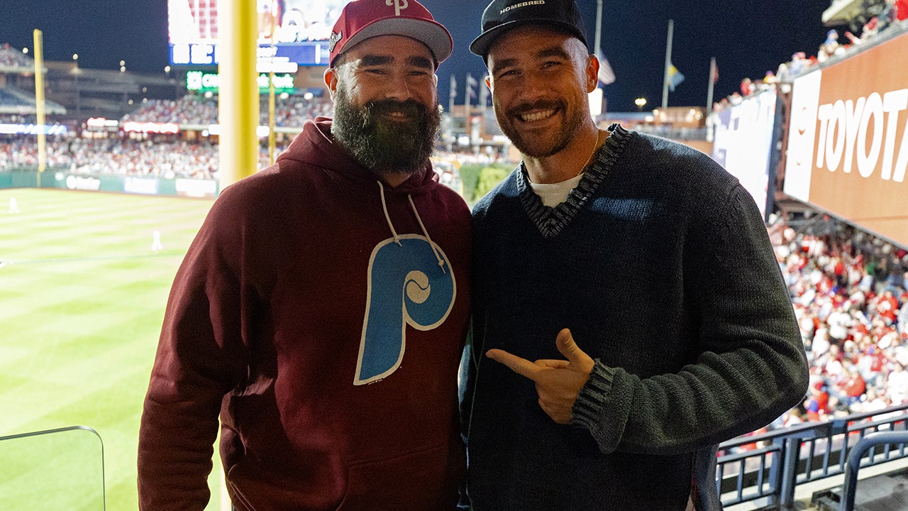 Travis and Jason Kelce Get Support From Mom Donna and Kylie at Live Podcast Show in Cincinnati - Vimarsana News