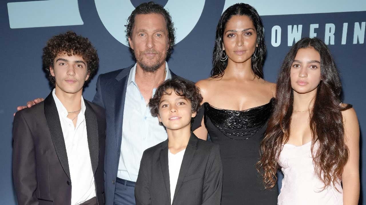 Matthew McConaughey y Camila Alves hacen una rara aparición en la alfombra roja con sus 3 hijos