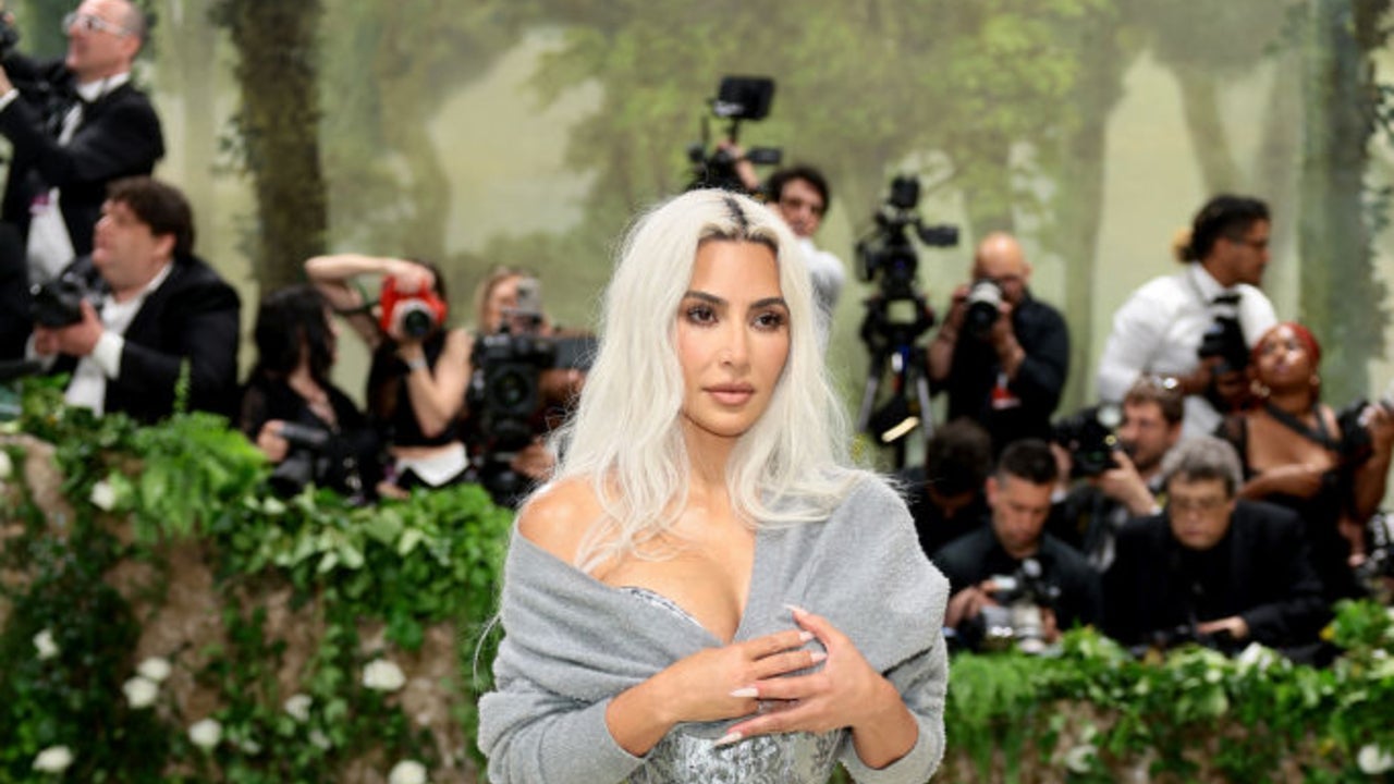 Kim Kardashian Sorprende a los Fans con una Foto de sus Tacones Invisibles en el Met Gala 2024