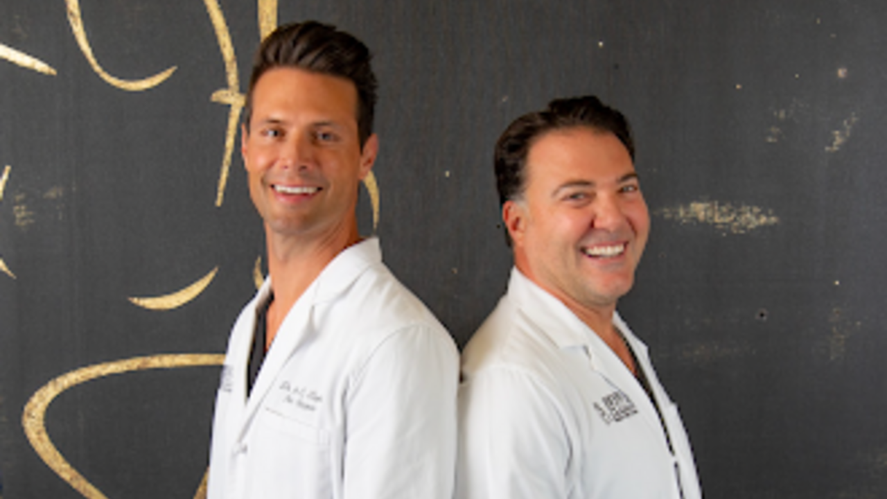 El cirujano plástico Dr. Lake y la Dra. DaniellePour Por qué el aspecto sobrecargado está descartado (y qué hacer en su lugar)