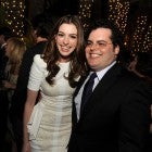 anne_hathaway_josh_gad_gettyimages-106551077.jpg 