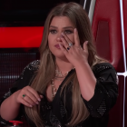 kelly clarkson crying on the voice