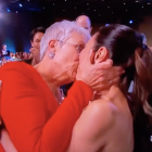 jamie lee curtis kisses michelle yeoh 2023 sag awards