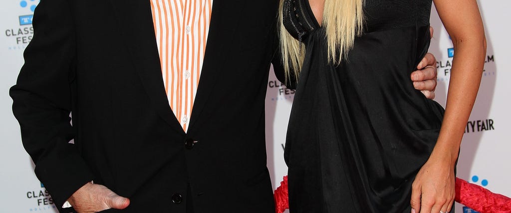 ET Buzz Makers: Hugh Hefner's Wedding Called Off & Ryan and Tatum O'Neal's New Show