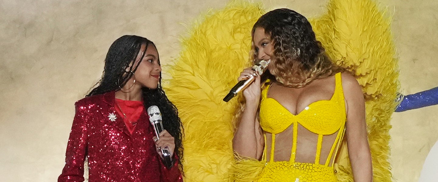 Beyoncé & Blue Ivy Dress Up as Salt-N-Pepa for Halloween