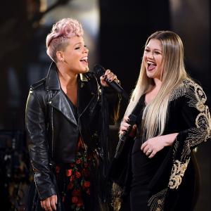 2017 American Music Awards: Why Pink and Kelly Clarkson Singing REM’s ‘Everybody Hurts’ Is the Perfect Opening