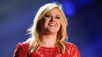 Kelly Clarkson Takes Her Baby to See Garth Brooks