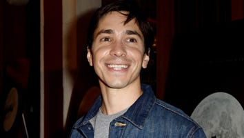 Justin Long Hums 'Shake It Off,' Survives Being Laughed At By Taylor Swift