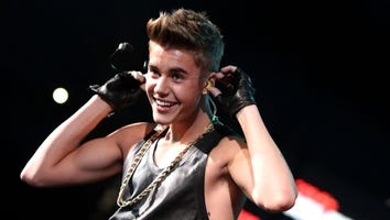 Justin Bieber Plays Surprise Acoustic Performance, Shows Off Amazing Vocals