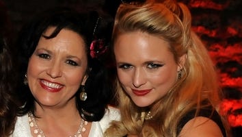 Watch Miranda Lambert Surprise Mom With a 'Shabby Chic' Trailer Makeover!