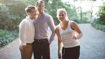 Amy Schumer Photobombs a Couple's Adorable Engagement Photos!