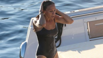 Sarah Jessica Parker Flaunts Her Amazing Figure In a Sexy One-Piece Swimsuit!