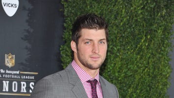 Tim Tebow Leads Prayer With Fellow Passengers During Man's Mid-Flight Medical Emergency