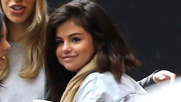 Selena Gomez Spotted Listening to The Weeknd's Album on Her Phone!