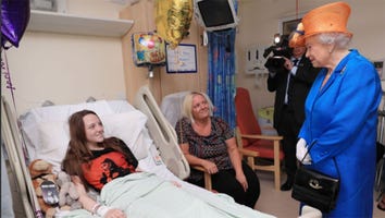 Queen Elizabeth Meets Victims of the Manchester Bombing Attack at a Local Hospital: Pics