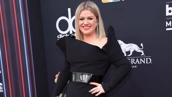 Kelly Clarkson Rocks Incredible Black Dress With Bold Shoulders at the Billboard Music Awards!