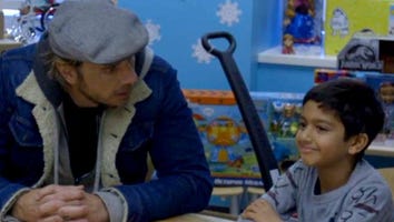 Dax Shepard Delivers Gifts to Deserving Kids at Children's Hospital LA
