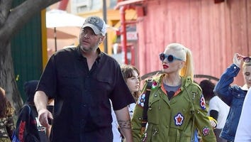 Gwen Stefani and Blake Shelton Pack on the PDA at a Theme Park