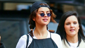Selena Gomez Replicates One of Jennifer Aniston's Most Iconic '90s Outfits