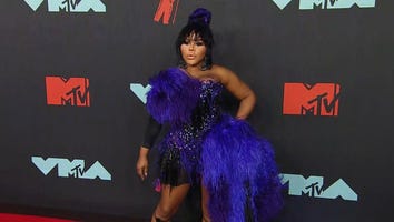 2019 VMAs: Lil' Kim Arrives in Wild Feather Fashion!