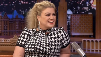 Kelly Clarkson Continues to Have Taylor Swift's Back!