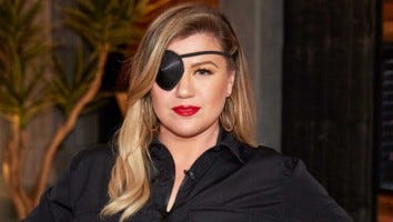 Kelly Clarkson Sports an Eye Patch on 'The Voice': Here's Why
