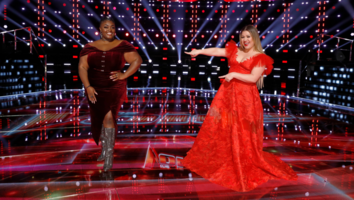 'The Voice' Finale: Kelly Clarkson and DeSz Team Up on Show-Stopping 'I'm Every Woman' Duet