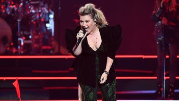 Kelly Clarkson Surprises Las Vegas Street Musician With Impromptu Performance: See the Sweet Moment!