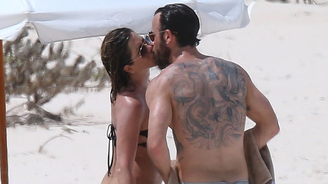 Inside Jennifer Aniston & Justin Theroux's Sexy, Romantic Beach Vacation 
