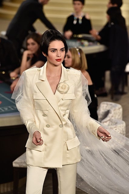 An Unrecognizable Kendall Jenner Steals the Chanel Show at Paris ...