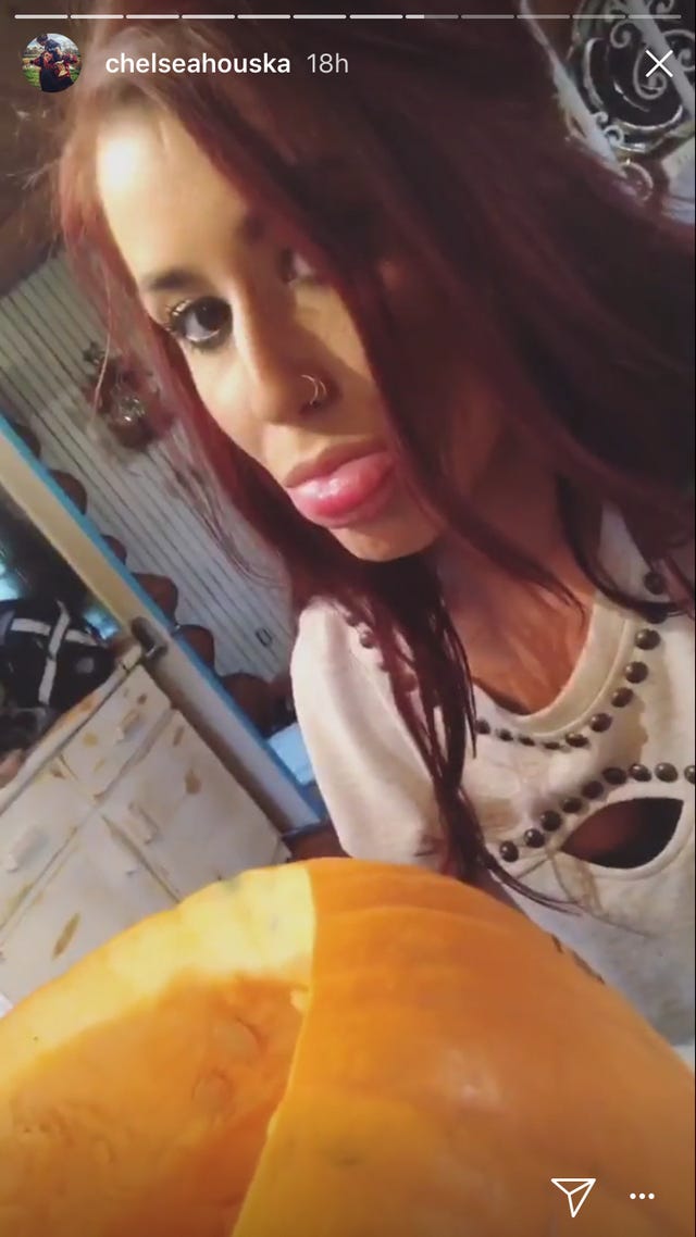 Chelsea Houska carving pumpkins