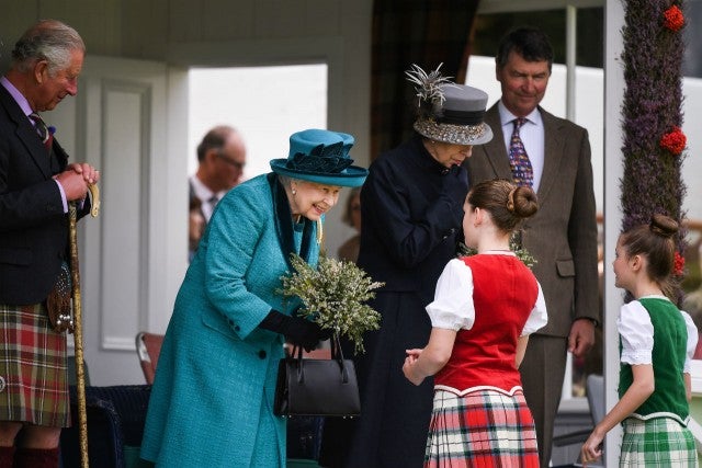 Queen Elizabeth Is Downright Giddy at Highland Games Event ...