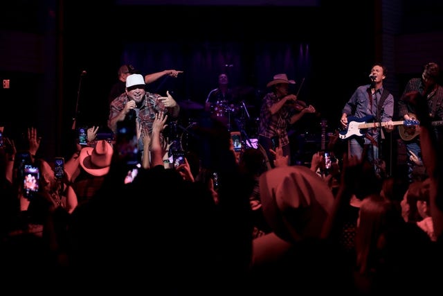 Garth Brooks 2nd dive bar show