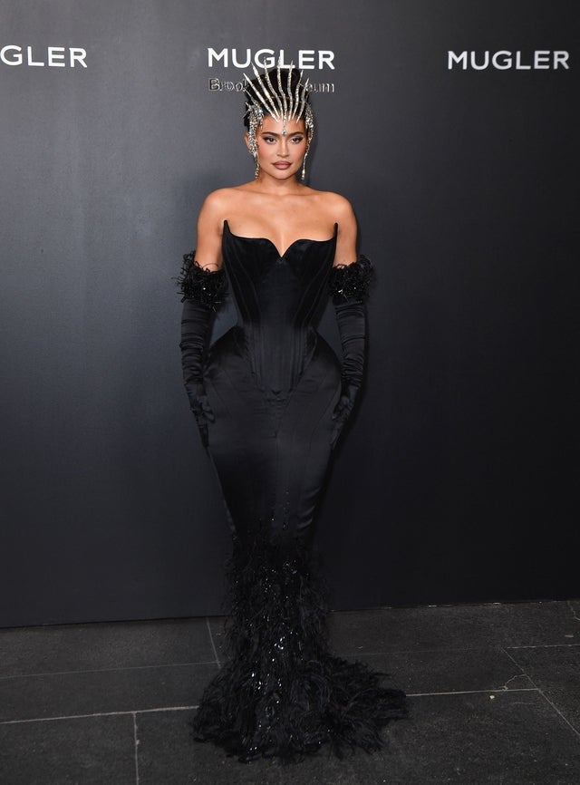Kylie Jenner Shuffles Onto Red Carpet in Fitted Gown While Wearing  Diamond-Covered Crown: 'It's Worth It!' | Entertainment Tonight