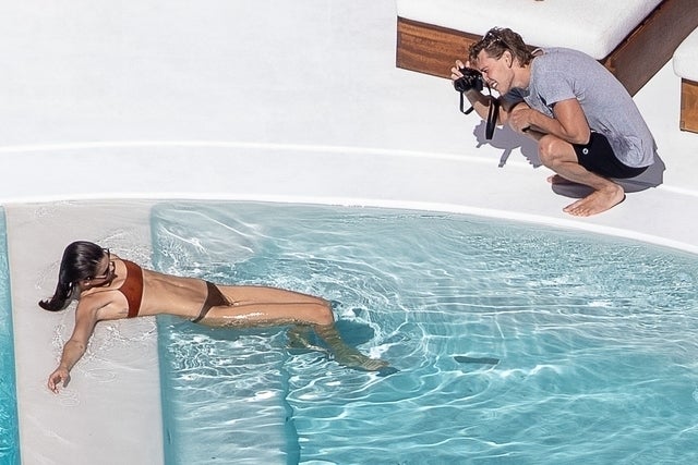 Kaia Gerber se besa y Austin Butler posa junto a la piscina de vacaciones en México