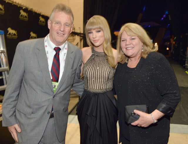 I genitori di Taylor Swift dovrebbero incontrare la mamma e il papà di Travis Kelce alla partita dei Kansas City Chiefs (esclusivo)