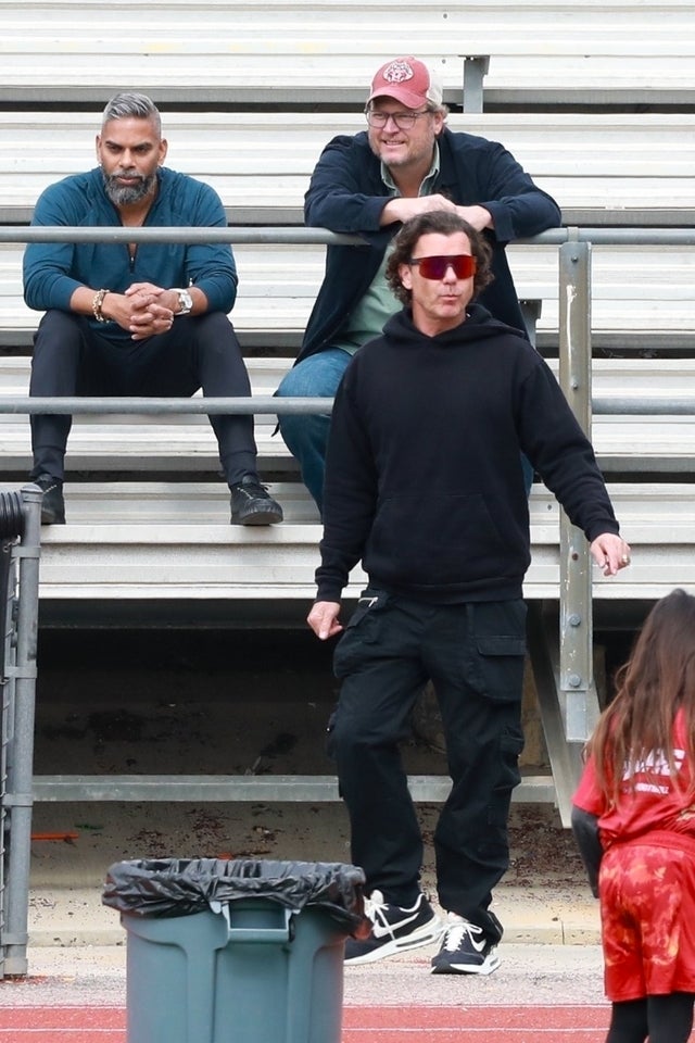 Blake Shelton y el ex de Gwen Stefani, Gavin Rossdale, asisten al partido de fútbol americano Apollo