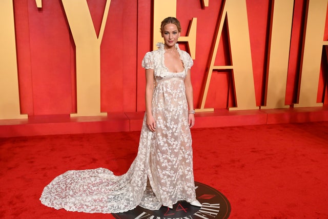 Sydney Sweeney Wears Angelina Jolie's 2004 Oscars Dress to Vanity Fair After -Party | Entertainment Tonight