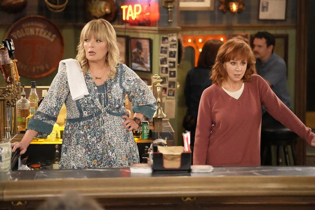 Melissa Peterman and Reba McEntire in 'Happy's Place'